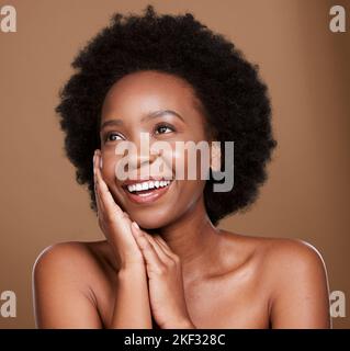 Capelli naturali, cura della pelle e donna africana in studio pensando alla bellezza, cosmetici o trucco per lucentezza, lucentezza e salute. Buona Nigeria, kenya o nero Foto Stock