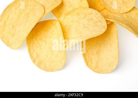 Chip isolati. Un gruppo di patatine isolate su uno sfondo bianco con un tracciato di ritaglio Foto Stock