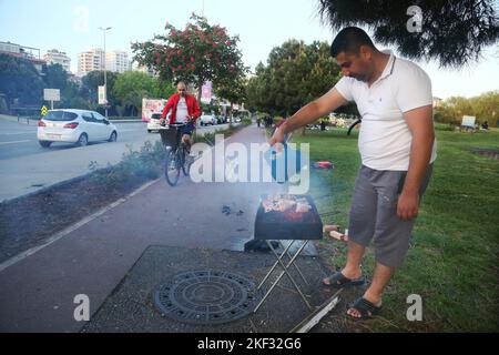 ISTANBUL, TURCHIA - 7 SETTEMBRE: L'uomo turco sta facendo un barbecue sulla strada nel fine settimana del 7 settembre 2019 a Istanbul, Turchia. Foto Stock