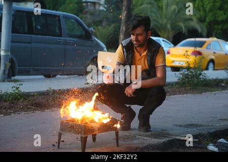 ISTANBUL, TURCHIA - 7 SETTEMBRE: L'uomo turco sta facendo un barbecue sulla strada nel fine settimana del 7 settembre 2019 a Istanbul, Turchia. Foto Stock