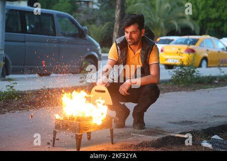 ISTANBUL, TURCHIA - 7 SETTEMBRE: L'uomo turco sta facendo un barbecue sulla strada nel fine settimana del 7 settembre 2019 a Istanbul, Turchia. Foto Stock