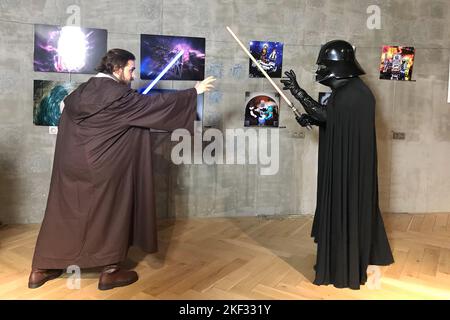 ISTANBUL, TURCHIA - 25 MAGGIO: I fan di Star Wars mostrano le loro spade alla prima del film Last Jedi il 25 maggio 2018 a Istanbul, Turchia. Foto Stock