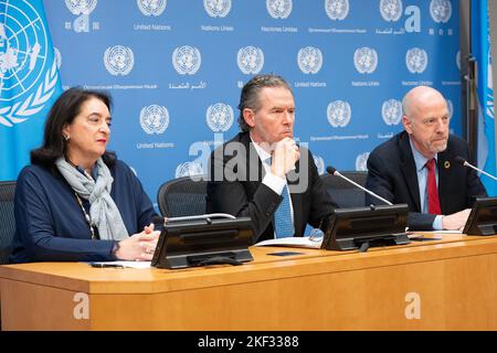 New York, New York, Stati Uniti. 15th Nov 2022. Maria-Francesca Spatolisano, Ib Petersen, John Wilmoth conducono una conferenza stampa il giorno di 8 miliardi di dollari presso la sede delle Nazioni Unite. Il 15 novembre 2022 le Nazioni Unite hanno dichiarato ufficialmente che il mondo ha raggiunto i 8 miliardi di abitanti. I funzionari delle Nazioni Unite hanno dichiarato che la rapida crescita della popolazione umana è una testimonianza dei risultati conseguiti nel campo della sanità pubblica e della medicina. Credit: ZUMA Press, Inc./Alamy Live News Foto Stock