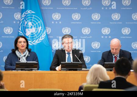 New York, New York, Stati Uniti. 15th Nov 2022. Maria-Francesca Spatolisano, Ib Petersen, John Wilmoth conducono una conferenza stampa il giorno di 8 miliardi di dollari presso la sede delle Nazioni Unite. Il 15 novembre 2022 le Nazioni Unite hanno dichiarato ufficialmente che il mondo ha raggiunto i 8 miliardi di abitanti. I funzionari delle Nazioni Unite hanno dichiarato che la rapida crescita della popolazione umana è una testimonianza dei risultati conseguiti nel campo della sanità pubblica e della medicina. Credit: ZUMA Press, Inc./Alamy Live News Foto Stock