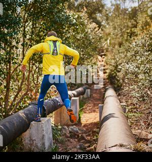 Prendendo il sentiero, un giovane che corre lungo un sentiero natura. Foto Stock