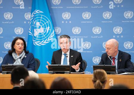 New York, New York, Stati Uniti. 15th Nov 2022. Maria-Francesca Spatolisano, Ib Petersen, John Wilmoth conducono una conferenza stampa il giorno di 8 miliardi di dollari presso la sede delle Nazioni Unite. Il 15 novembre 2022 le Nazioni Unite hanno dichiarato ufficialmente che il mondo ha raggiunto i 8 miliardi di abitanti. I funzionari delle Nazioni Unite hanno dichiarato che la rapida crescita della popolazione umana è una testimonianza dei risultati conseguiti nel campo della sanità pubblica e della medicina. Credit: ZUMA Press, Inc./Alamy Live News Foto Stock