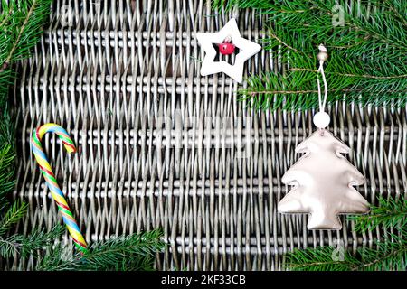 sfondo di natale in legno. Albero di Natale e giocattoli albero di Natale su uno sfondo di legno di vimini Foto Stock