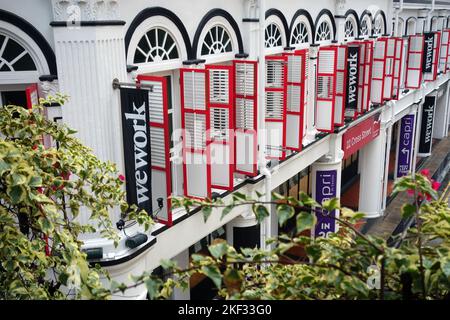 Uffici wewwork in edificio coloniale di stile tradizionale, Singapore Foto Stock