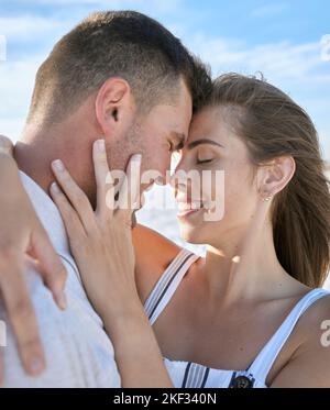 Coppia, abbraccio e fronte con sorriso per amore, cura o legame di relazione insieme in esterni. Felice uomo e donna che toccano la testa e abbraccia Foto Stock