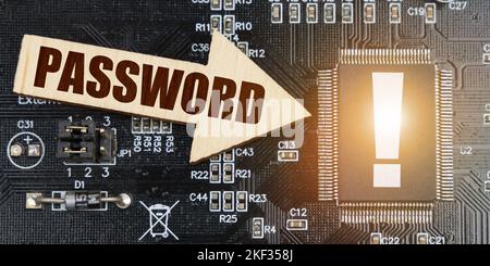 Concetto di Internet e sicurezza. Sulla scheda del computer, un microcircuito con un punto esclamativo e una freccia con l'iscrizione Password Foto Stock