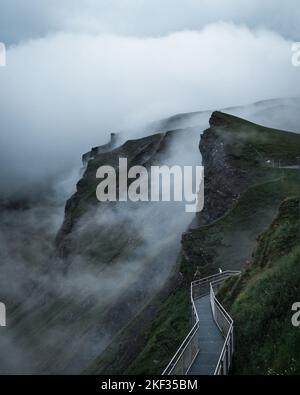 Una vista aerea del ponte sulla montagna verde Foto Stock
