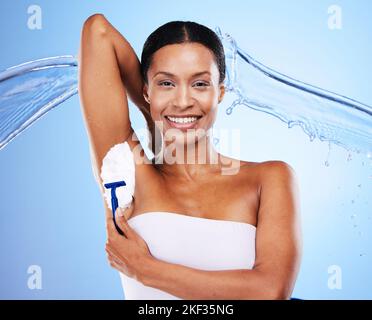 Rasatura, acqua e ritratto della donna su sfondo blu in studio per la cura del corpo, il benessere e la cura del corpo. Salute, bellezza e donna nera con acqua Foto Stock