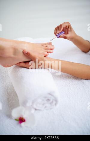 Ottenere un pedicure. Primo piano di una donna che ottiene un pedicure in un centro benessere. Foto Stock
