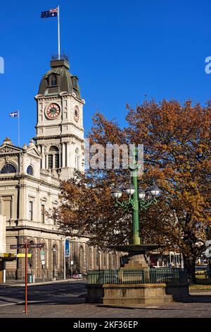 Ballarat Australia / il municipio di Ballarat del 1872 circa e la fontana Burke & Wills Memorial. Il municipio di Ballarat è stato aperto nel 1872 ed è un bell'ex Foto Stock