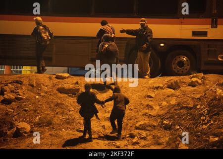 Auburn Hills, Michigan, Stati Uniti. 15th Nov 2022. Centinaia di migranti attraversano il confine a Ciudad JuÃ¡rez, Chihuahua per chiedere asilo umanitario negli Stati Uniti, un giudice federale vieta agli Stati Uniti di continuare ad espellere migranti in Messico con il titolo 42. (Credit Image: © David Peinado/ZUMA Press Wire) Credit: ZUMA Press, Inc./Alamy Live News Foto Stock