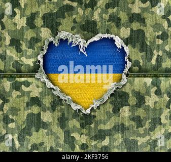 L'eroe militare dell'Ucraina ama come tessuto camouflage ucraino in tempo di guerra con un foro a forma di cuore che rappresenta il rispetto per gli eroi Foto Stock