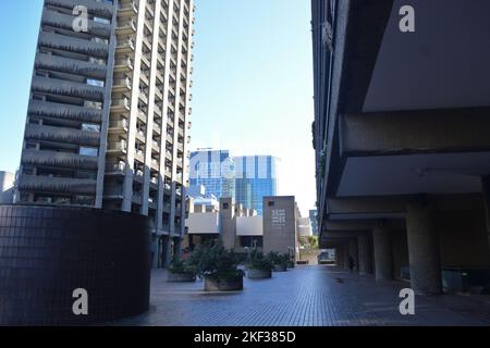 Il Barbican Centre di Londra è uno dei più popolari e famosi esempi di architettura Brutalist nel mondo. Foto Stock