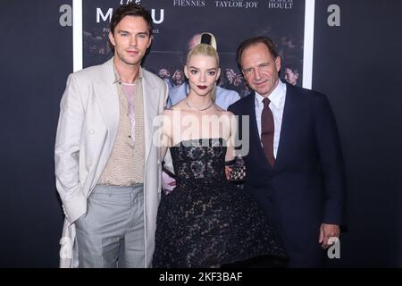 New York City, Stati Uniti. 14th Nov 2022. MANHATTAN, NEW YORK CITY, NEW YORK, USA - 14 NOVEMBRE: L'attore inglese Nicholas Hoult, l'attrice americana-argentina-britannica Anya Taylor-Joy e l'attore inglese Ralph Fiennes arrivano al New York Premiere of Searchlight Pictures' 'The Menu' tenuto presso l'AMC Lincoln Square 13 Theater il 14 novembre 2022 a Manhattan, New York City, New York, Stati Uniti. (Foto di Jordan Hinton/Image Press Agency) Credit: Image Press Agency/Alamy Live News Foto Stock