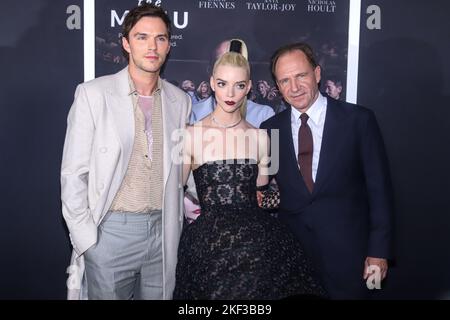 New York City, Stati Uniti. 14th Nov 2022. MANHATTAN, NEW YORK CITY, NEW YORK, USA - 14 NOVEMBRE: L'attore inglese Nicholas Hoult, l'attrice americana-argentina-britannica Anya Taylor-Joy e l'attore inglese Ralph Fiennes arrivano al New York Premiere of Searchlight Pictures' 'The Menu' tenuto presso l'AMC Lincoln Square 13 Theater il 14 novembre 2022 a Manhattan, New York City, New York, Stati Uniti. (Foto di Jordan Hinton/Image Press Agency) Credit: Image Press Agency/Alamy Live News Foto Stock