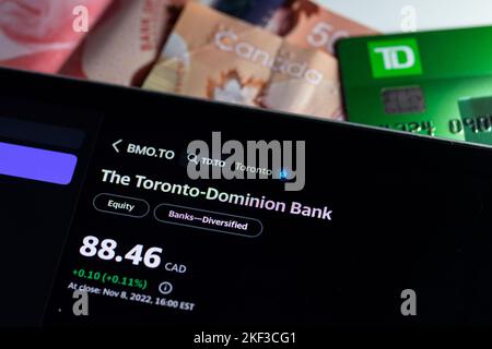 La Toronto-Dominion Bank (TD), TD sulla Borsa di Toronto (TSE) viene visualizzata su uno schermo, visualizzando il prezzo delle azioni della banca canadese. Foto Stock