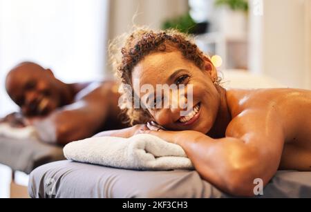 Relax, felice e amore con coppia nera in spa per massaggi, lusso e zen insieme. Pace, sorriso e terapia con l'uomo e la donna nel salone di benessere Foto Stock