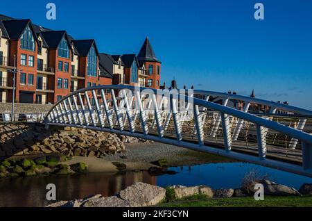 Newcastle County Down Northern Ireland, 22 2021 settembre - moderno ponte sul lungomare Newcastle County Down con un cielo blu puro Foto Stock