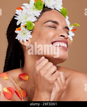 Bellezza, cura della pelle e fiori nei capelli di donna nera per l'amore di sé, naturale e primavera stagione. Lusso, felice e fresco con modello ragazza e petali per Foto Stock