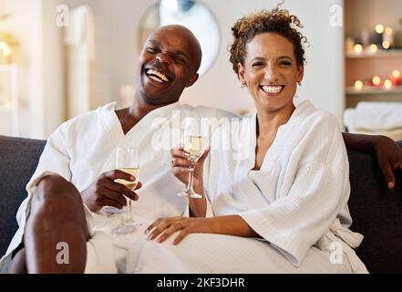 Spa, ritratto e coppia nera brinda champagne per il matrimonio, il benessere e l'amore insieme con un sorriso gioioso. Felice, festeggia e salute del sposato Foto Stock