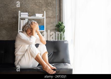 Triste stanco malato solo deluso anziana caucasica nonna anziana seduta sul divano letto, sensazione di nostalgia, dolore, scomparsa Foto Stock