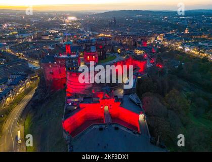 Edimburgo, Scozia, Regno Unito. 13th novembre 2022. Una vista aerea del Castello di Edimburgo che è illuminato in rosso stasera per ricordare la Domenica di ricordo nel Foto Stock