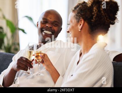 Spa, relax e coppia brindisi con champagne per la felicità con il matrimonio, l'amore e la cura in hotel di lusso. Benessere, gente felice e nera sorridono insieme per Foto Stock