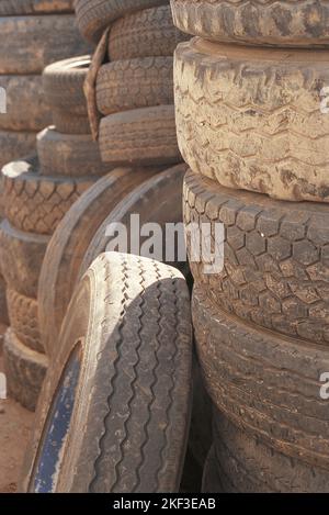 Una pila di vecchi pneumatici Foto Stock