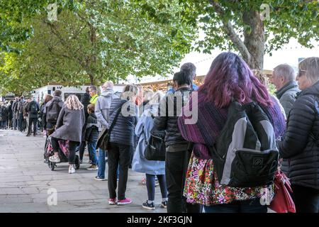 La coda alla South Bank di Londra per vedere la defunto Regina Elisabetta II della Gran Bretagna sdraiata nello stato. Foto Stock