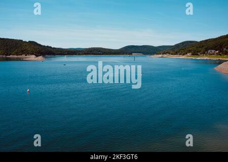 Il lago Edersee (Edertalsperre) è il secondo bacino idrico più grande della Germania in termini di superficie e il terzo più grande in termini di volume. La diga è di 48 m hig Foto Stock