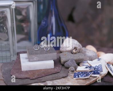 Una selezione di scarti di vetro e ceramica Foto Stock