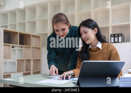 Incontro d'affari asiatico per analizzare e discutere la situazione sul rapporto finanziario nella sala riunioni. Consulente di investimento, consulente finanziario e. Foto Stock
