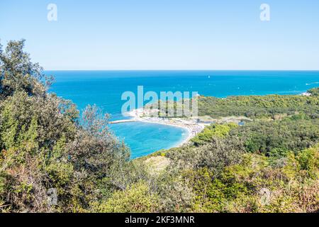 Veduta aerea della bellissima spiaggia di Portonovo Foto Stock