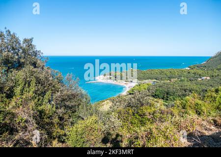 Veduta aerea della bellissima spiaggia di Portonovo Foto Stock