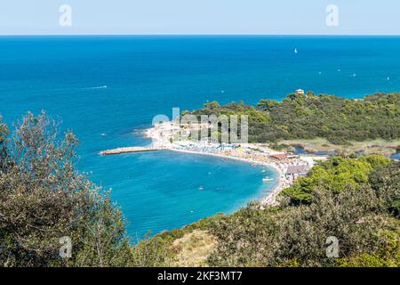 Veduta aerea della bellissima spiaggia di Portonovo Foto Stock