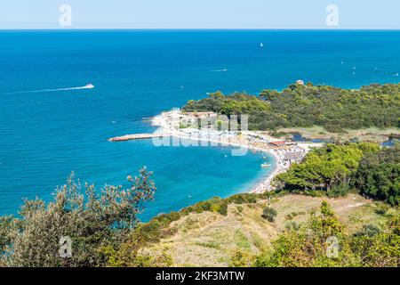 Veduta aerea della bellissima spiaggia di Portonovo Foto Stock