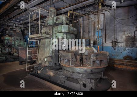 Arresto della produzione di blocchi cilindri per auto in una vecchia fabbrica. Macchina grande in officina Foto Stock