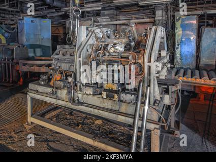 Vecchie attrezzature per la produzione di blocchi cilindri in una fabbrica di automobili in fallimento Foto Stock