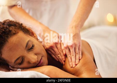 Centro benessere, massaggio alla schiena e donna anziana presso il resort benessere, curativo e di lusso per la terapia della salute. Calmo, zen e anziana donna colombiana che fa corpo Foto Stock