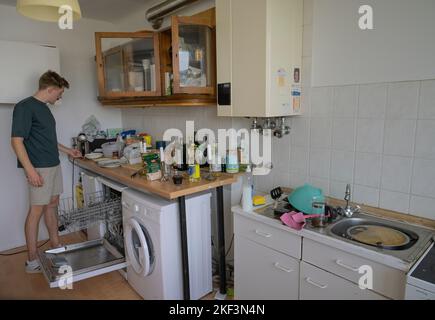 Studentenwohnung, Küche, ungespültes Geschirr Foto Stock