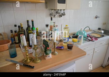 Studentenwohnung, Küche, ungespültes Geschirr Foto Stock
