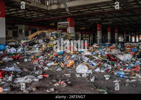 Nel parcheggio abbandonato del terminal 2 dell'aeroporto El Prat di Barcellona si accumulano pile di rifiuti e sporcizia per più di un anno. Il parcheggio a 6 piani situato nel Terminal 2 dell'aeroporto è stato abbandonato per più di 3 anni a causa dell'alto costo del parcheggio. E 'diventato casa di diverse persone senza casa al riparo dalle temperature fredde, ma è anche diventato un noto rifiuti per molti. Foto Stock