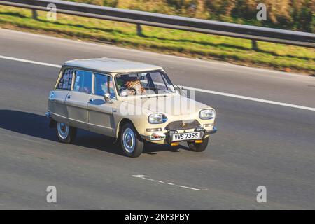 1977 70s anni settanta, beige CITROEN AMI CHARLSTN 802cc, Classic Citroen 2CV Charleston Estate 4 cambio manuale; viaggiando sull'autostrada M6 UK Foto Stock