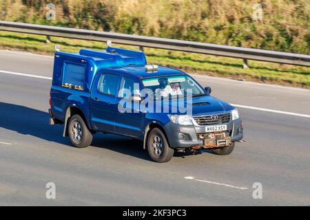 2012 Blue TOYOTA HILUX ATTIVO 4x4 D-4D DCB 2494CC Diesel pick-up manuale a 5 velocità; viaggiando sull'autostrada M6 UK Foto Stock