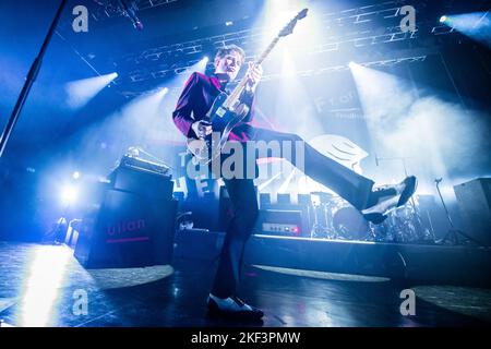 Oslo, Norvegia. 15th Nov 2022. La rock band scozzese Franz Ferdinand ha tenuto un concerto dal vivo al Sentrum Scene di Oslo. Qui il cantante e chitarrista Alex Kapranos è visto dal vivo sul palco. (Photo Credit: Gonzales Photo/Alamy Live News Foto Stock