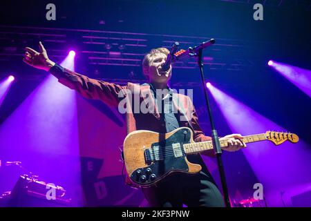 Oslo, Norvegia. 15th Nov 2022. La rock band scozzese Franz Ferdinand ha tenuto un concerto dal vivo al Sentrum Scene di Oslo. Qui il cantante e chitarrista Alex Kapranos è visto dal vivo sul palco. (Photo Credit: Gonzales Photo/Alamy Live News Foto Stock